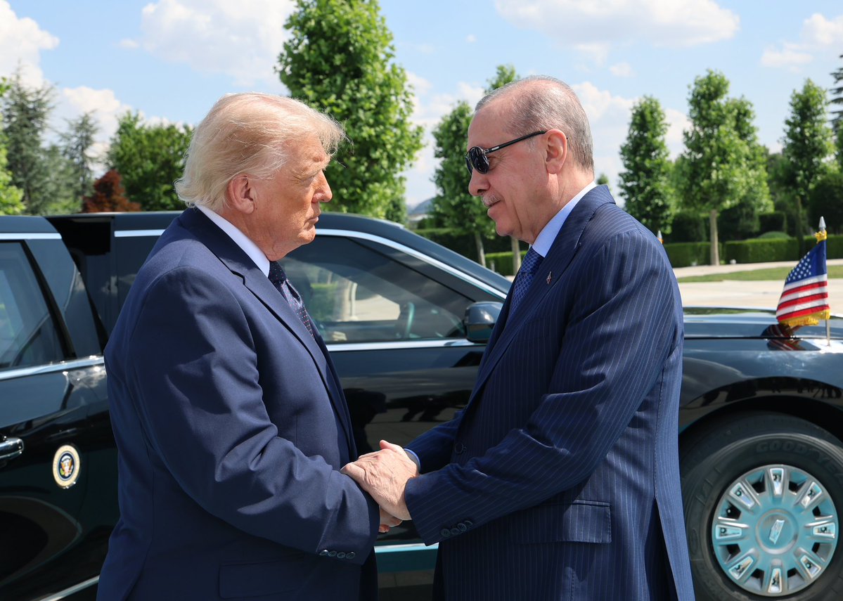 tcbestepe's tweet photo. Cumhurbaşkanımız Sayın @RTErdogan, 36. NATO Devlet ve Hükûmet Başkanları Zirvesi öncesi Türkiye’ye resmî ziyaret gerçekleştiren Amerika Birleşik Devletleri (ABD) Başkanı Donald Trump’ı Cumhurbaşkanlığı Külliyesinde resmî törenle karşıladı. https://t.co/9hqRGARCIm