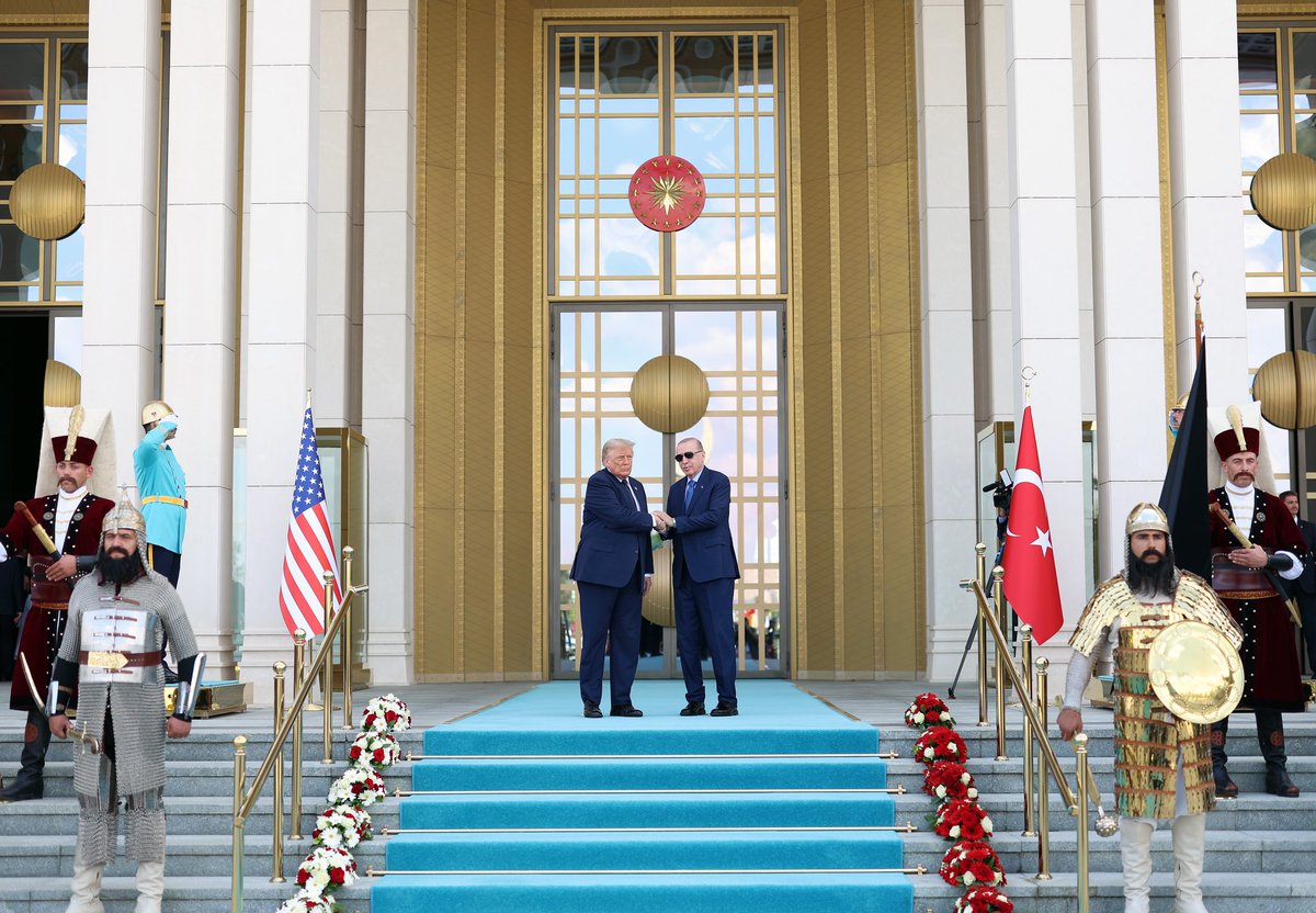 tcbestepe's tweet photo. Cumhurbaşkanımız Sayın @RTErdogan, 36. NATO Devlet ve Hükûmet Başkanları Zirvesi öncesi Türkiye’ye resmî ziyaret gerçekleştiren Amerika Birleşik Devletleri (ABD) Başkanı Donald Trump’ı Cumhurbaşkanlığı Külliyesinde resmî törenle karşıladı. https://t.co/9hqRGARCIm