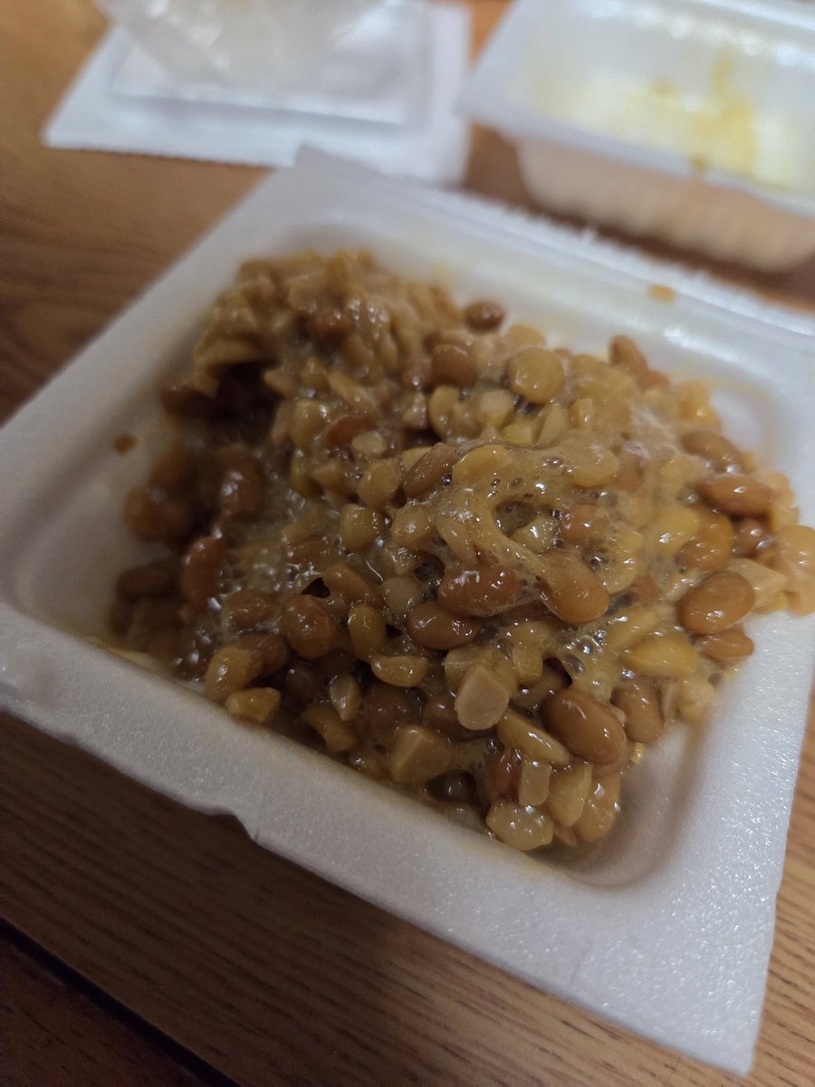 SHIxx666's tweet photo. @J48_takuma 小粒とひき割りのブレンドめちゃくちゃ美味しいです。
先程はじめてやってみました。

食感だけでなく鼻に抜ける香りも独特な風味があってハマりそうです

タレ&amp;カラシは両方入れます。
一纏めではなく、それぞれを付属の物でしっかり混ぜてからブレンド納豆にする。みたいな。
#納豆いろいろ https://t.co/YSCSgXAGjd