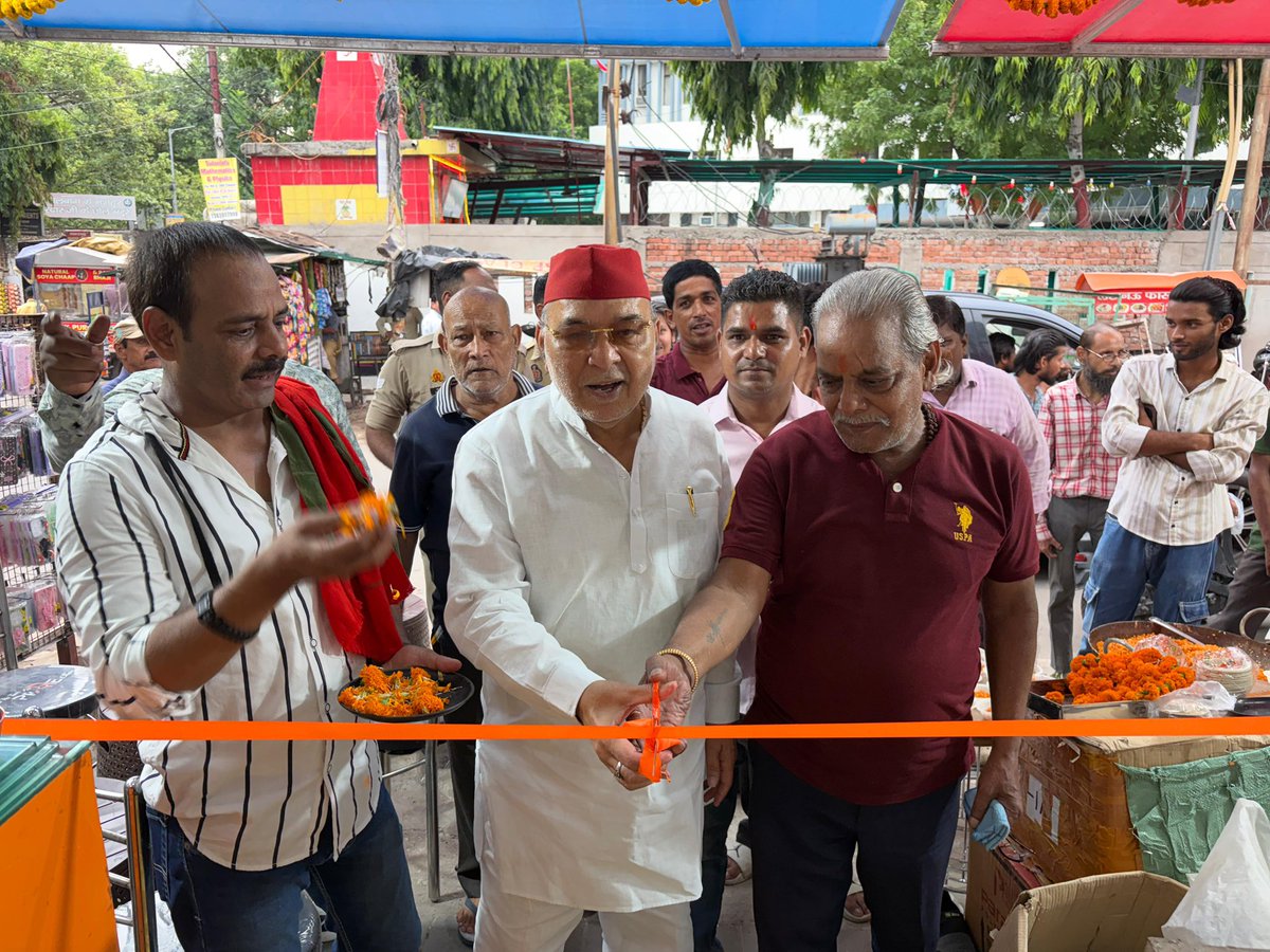 Ravidassp's tweet photo. लखनऊ मध्य विधानसभा क्षेत्र के अंतर्गत नरही में मोबाइल शॉप का उद्घाटन किया व माता रानी की चौकी का शुभारंभ के शुभ अवसर पर सम्मिलित होकर शुभारंभ करने का अवसर मिला।

इस अवसर पर उपस्थित सभी सम्मानित जनों से आत्मीय भेंट हुई तथा नवस्थापित प्रतिष्ठान की उन्नति, समृद्धि एवं माता रानी से सभी के सुख, शांति और मंगलमय जीवन की कामना की।