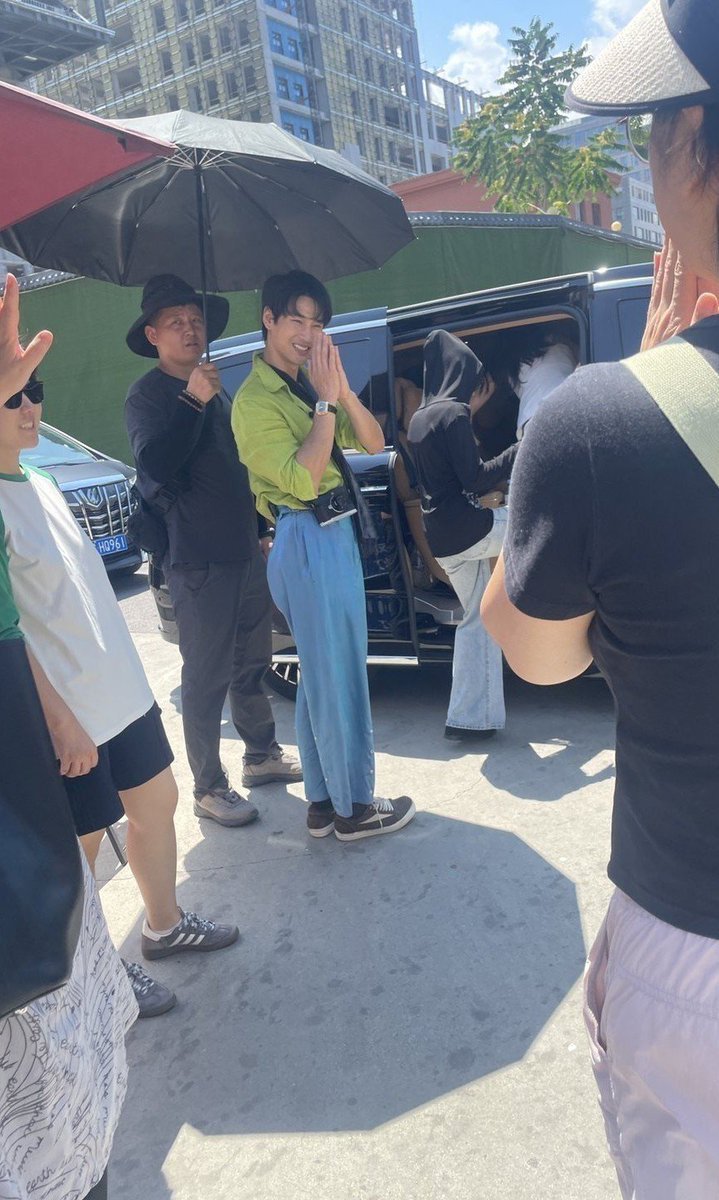 ApoMyLover's tweet photo. A glimpse of our lovely Apo Nattawin in Beijing. He looks incredibly charming and cute. Just love the way he smiles and politely gives a wai when meeting his fans. His sweet and humble personality is truly the best! 🥰😘

@Nnattawin1 #ApoNattawin https://t.co/ps1bpkQxzi