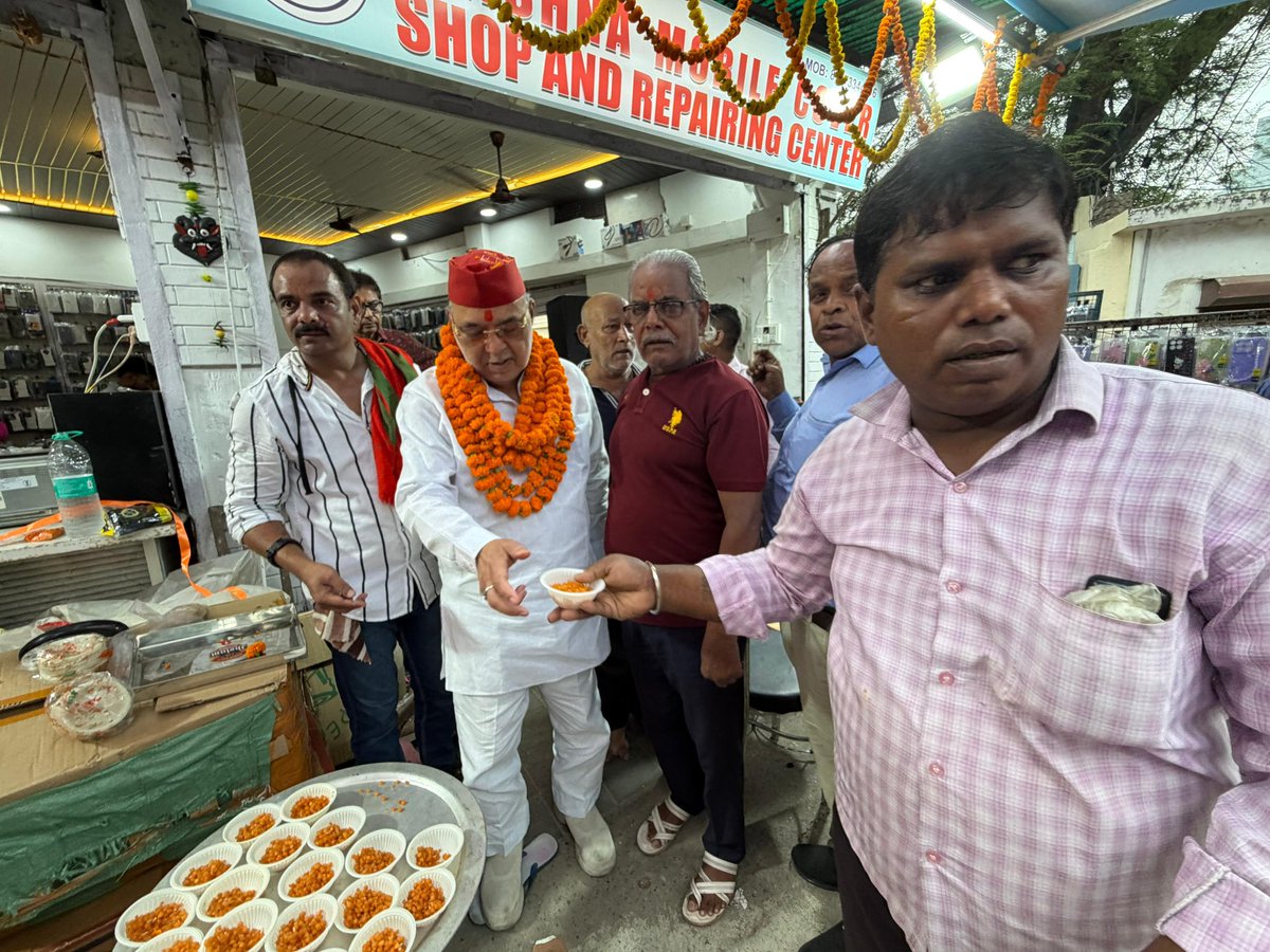 Ravidassp's tweet photo. लखनऊ मध्य विधानसभा क्षेत्र के अंतर्गत नरही में मोबाइल शॉप का उद्घाटन किया व माता रानी की चौकी का शुभारंभ के शुभ अवसर पर सम्मिलित होकर शुभारंभ करने का अवसर मिला।

इस अवसर पर उपस्थित सभी सम्मानित जनों से आत्मीय भेंट हुई तथा नवस्थापित प्रतिष्ठान की उन्नति, समृद्धि एवं माता रानी से सभी के सुख, शांति और मंगलमय जीवन की कामना की।