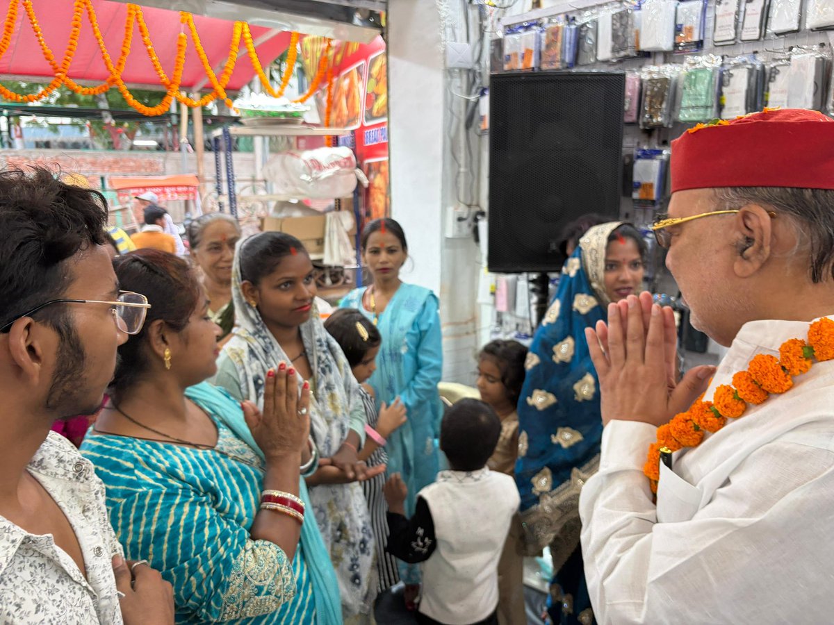 Ravidassp's tweet photo. लखनऊ मध्य विधानसभा क्षेत्र के अंतर्गत नरही में मोबाइल शॉप का उद्घाटन किया व माता रानी की चौकी का शुभारंभ के शुभ अवसर पर सम्मिलित होकर शुभारंभ करने का अवसर मिला।

इस अवसर पर उपस्थित सभी सम्मानित जनों से आत्मीय भेंट हुई तथा नवस्थापित प्रतिष्ठान की उन्नति, समृद्धि एवं माता रानी से सभी के सुख, शांति और मंगलमय जीवन की कामना की।