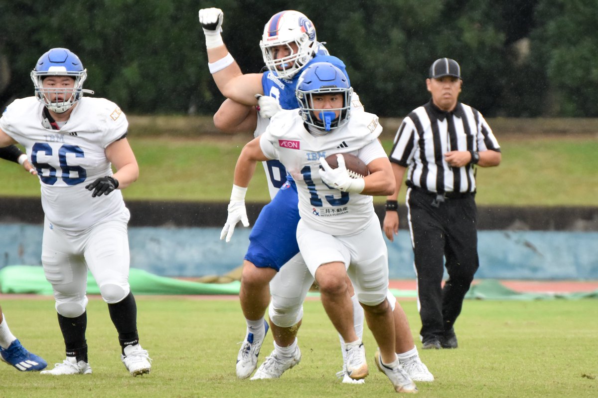 footballstore55's tweet photo. IBM 30-13 SEKISUI（7/5）
IBM #15 秋元ミンジェ（日大）
9回57yd､1TD
IBMのサイドラインにイキのいい男がいるなと思ったら、彼でした。「殴れ、殴り続けろ！」。それでいい。それぐらいの気持ちでやるのがフットボールだと思います。#アメフト https://t.co/F6sWzFpHNW