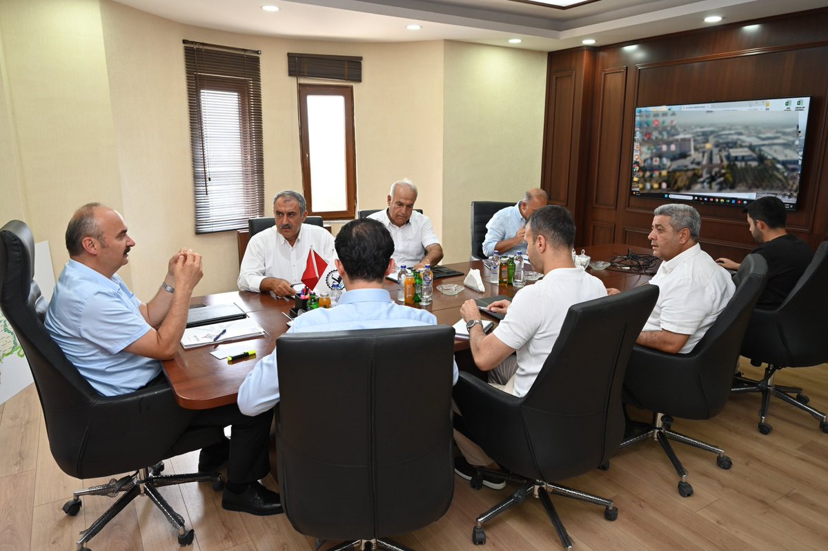 batmanvaliligi's tweet photo. OSB Temmuz Ayı Yönetim Kurulu Toplantısı Valimiz Başkanlığında Gerçekleştirildi

Batman Organize Sanayi Bölgesi (OSB) Yönetim Kurulu Toplantısı, Valimiz Ekrem Canalp başkanlığında gerçekleştirildi. 

Toplantıda; yeni sanayi alanlarının son durumu, mevcut OSB’nin üretim faaliyetleri ve istihdama katkı sağlayacak projeler ile Aydınkonak Trafo Merkezi tamamlama ihalesi ve Batman’ın enerji iletim alt yapısı konuları görüşüldü.

Toplantıya; Valimizin yanı sıra Vali Yardımcısı Ömer Sevgili, OSB Başkan Vekili Vecdin Nasıroğlu ile Yönetim Kurulu Üyeleri Adnan Coşkun ve Ekrem Çetin ile Faik Nadir Ayaz katıldı.