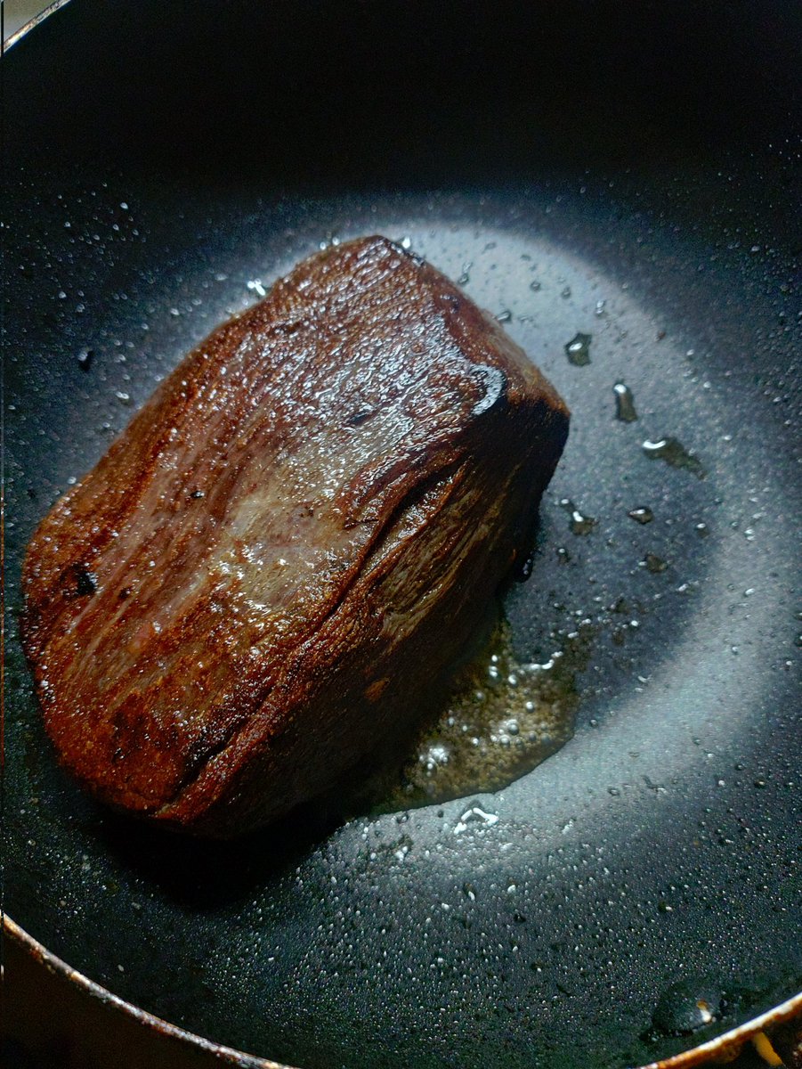 Rata_Idea's tweet photo. 連投

滴る脂がですね　高級なお肉系の脂の匂いするんですよ

今ですか　オーブンに突っ込んで火入れ中 https://t.co/iWZqyTIfzS