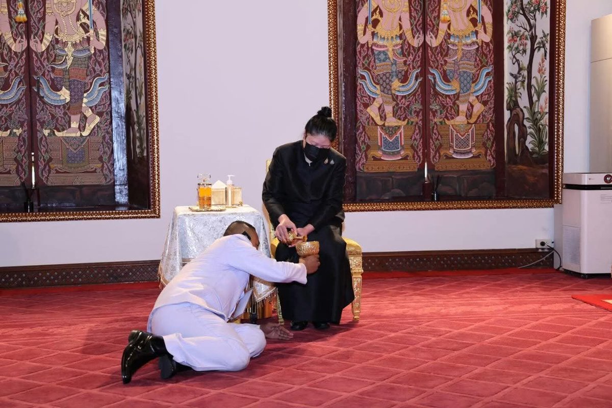 Shi_147's tweet photo. 🌟👑💜🧡🪔​ วันอังคาร​ที่​ ๗ กรกฎาคม​ ๒๕๖​๙​ เวลา​ ๑๑.๐๐ น. พระเจ้า​วรวงศ์​เธอ​ พระอง​ค์เจ้า​อทิต​ยา​ทร​กิติ​คุณ​ เสด็จ​ไปยัง​พระที่นั่ง​พิมาน​รัต​ยา​ ในพระบรม​มหาราช​วัง​ ในการ​บำเพ็ญ​พระราช​กุศล​พระ​ราชทานพระศพ สมเด็จ​เจ้าฟ้า​พัชร​กิติยา​ภา​
#เรารักสถาบันพระมหากษัตริย์ https://t.co/bdCz4ecQK7