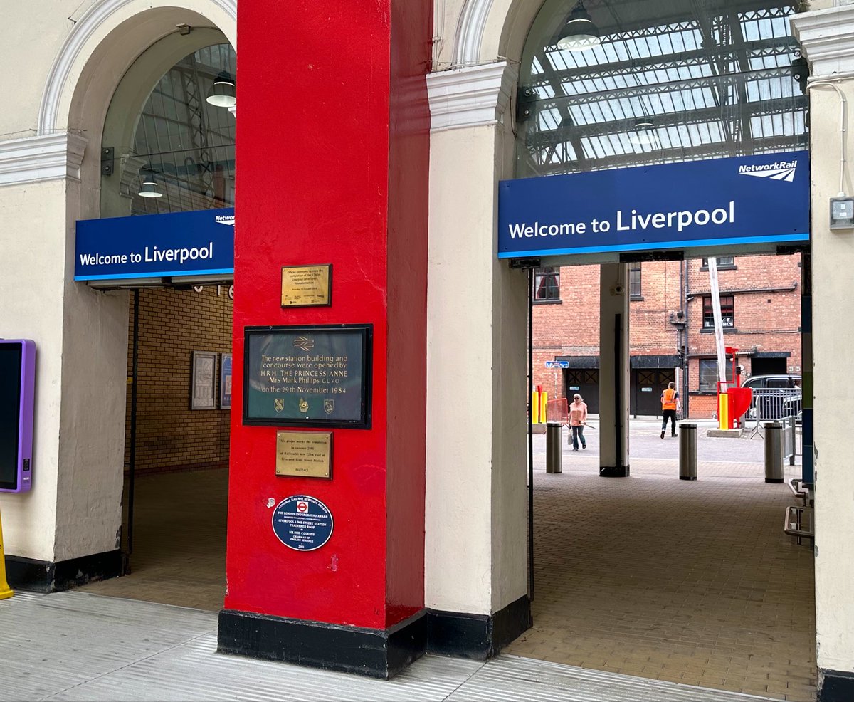 yokotranslator's tweet photo. 推しの誕生日をこの街で。３枚目はMerseyrail Lime Street駅の通路。靴下はたくさんありすぎて選べない。 https://t.co/07FKWF6qWT