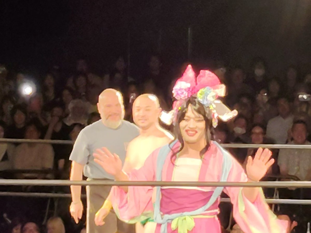 gabmitani's tweet photo. 今日はルチャンコ@新宿FACE

我ら裏方もリングに呼び込んでもらいまして楽しい思い出がまたひとつ増えました😊ありがとうございました🙏
最後のエンドロール、泣きそうになってしまいましたよ🥲

プロレスは楽しいね(*´ω`*)

そして写真ヘタクソ人間の私が撮った、麗しきゲイウラノさんです https://t.co/4YsiuAxshs
