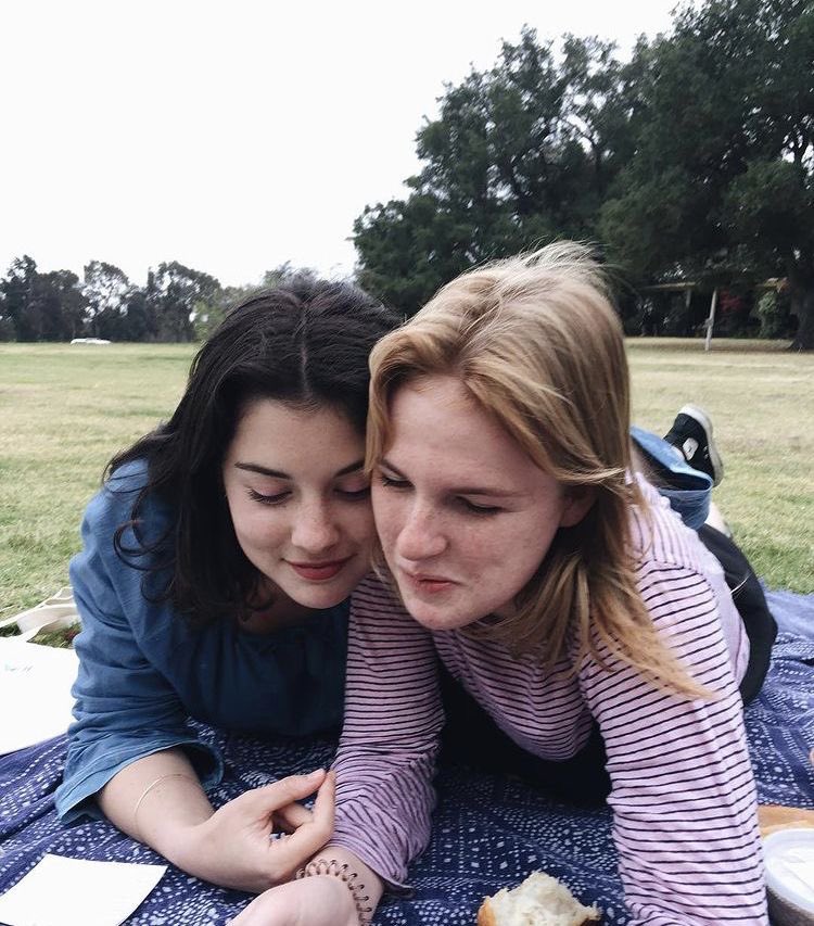 gracieportalbr's tweet photo. Gracie falou sobre o dia em que escreveu “Hit the Wall” e revelou que estava com muitas saudades da Audrey:

“Eu estava morrendo de saudade da Audrey e caminhava de Chelsea até o estúdio. É tão cafona dizer isso, mas eu estava chorando. Eu estava de óculos escuros, andando pela rua e chorando porque sentia muita falta dela. Queria ligar para ela. Tentei fazer uma chamada de vídeo, mas ela estava dormindo. Era uma solidão tão bonita, mas que estava me destruindo por dentro naquele dia.”