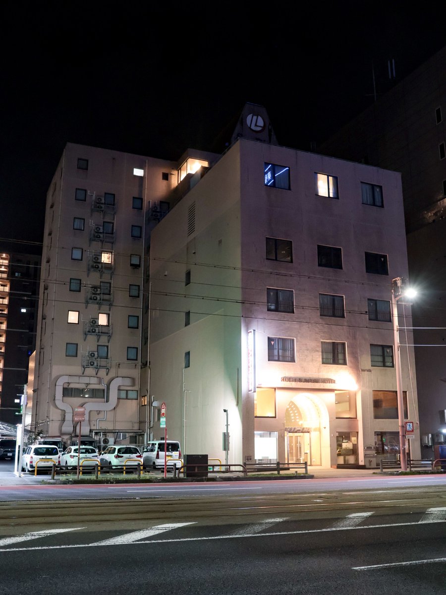 Photo by 海垣(おでかけ) 高知•本町 高知サンライズホテルに宿泊
国道55号に面したビジネスホテル
行きたかった居酒屋 四万十のすぐ近くにあり、ひろめ市場も徒歩5分圏内。しかも高知中心繁華街の他のホテルと比べて安い!
小さめだけど大浴場付きなので、旅の疲れも癒せて満足…😌
#海垣継承駅巡り_中村編 https://t.co/OAx3iva8jf
