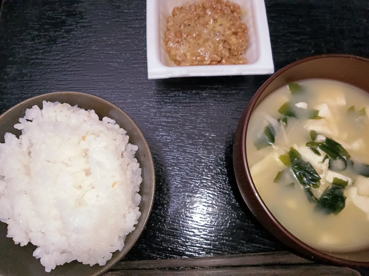 naoyoshi_zero's tweet photo. 日本の朝飯みたいなウチの晩飯…活動時間が減る夜はこういうのがいいのかもしれんね。つか、まともに味噌汁作ったの久しぶりだわ https://t.co/XjWV42QYke