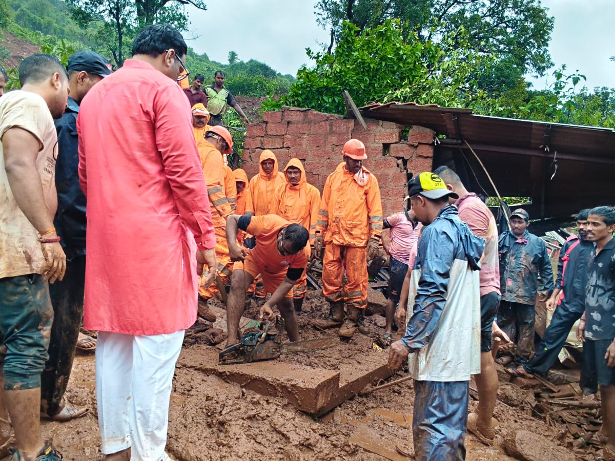 KokanMedia's tweet photo. खेड तालुक्यातल्या दहिवली-शेलारवाडीत काल रात्री झालेल्या भूस्खलन दुर्घटनेत बेपत्ता झालेल्या दोन व्यक्तींचे मृतदेह हाती लागले आहेत.

बातमी पुढील लिंकवर... https://t.co/L2CSHOv0Wc https://t.co/7uYvdWD2xk