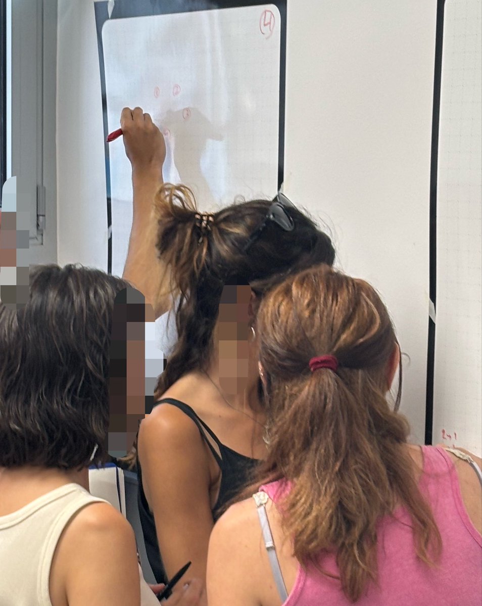 qgonfaus's tweet photo. M’he estrenat a l’#araBAT0 (@creamat1), un aprofundiment en les matemàtiques de Batxillerat. Hem fet #geometria amb llapis i paper i amb #GeoGebra, i hem pensat i compartit a les pissarres verticals #ThinkingClassroom i amb problemes #openMiddle.
Atents als #araBAT de la tardor! https://t.co/ErPzRUagss