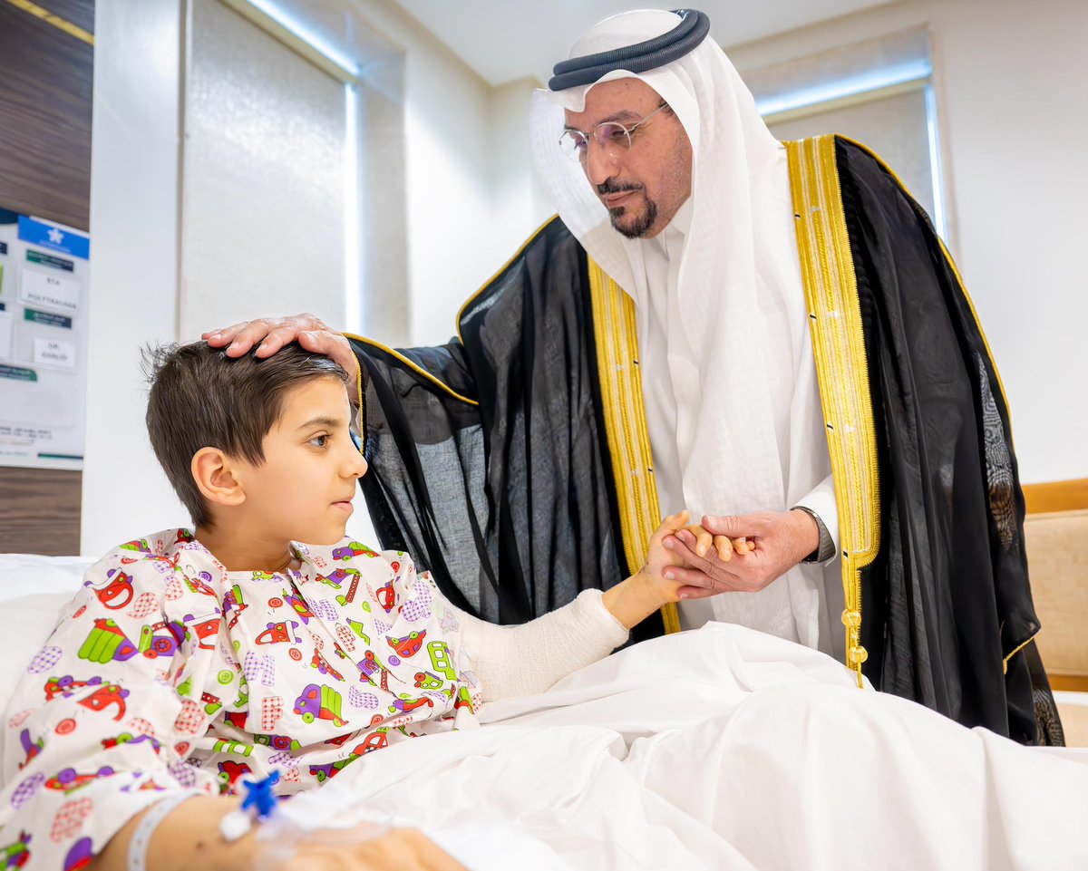 alsaud1ksa's tweet photo. في لفتةٍ إنسانية أبوية.. 
زار سمو أمير منطقة القصيم الأمير الدكتور 
فيصل بن مشعل بن سعود بن عبدالعزيز 
 الطفل الأردني عبدالرحمن الخرابشة، المنوّم
بمستشفى الولادة والأطفال ببريدة، إثر إصابته
في حادثٍ مروري تعرّض له مع والديه، اللذين 
توفاهما الله في الحادث، واطمأن سموه على
 حالته الصحية، سائلًا الله له الشفاء العاجل 
ولوالديه الرحمة والمغفرة.