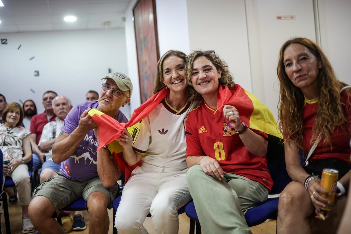PSOEfuencarral's tweet photo. 👉 Ayer estuvimos con la precandidata @MarotoReyes siguiendo el partido de la Selección Española

#TodosConLaRoja https://t.co/HQAPNxfInd