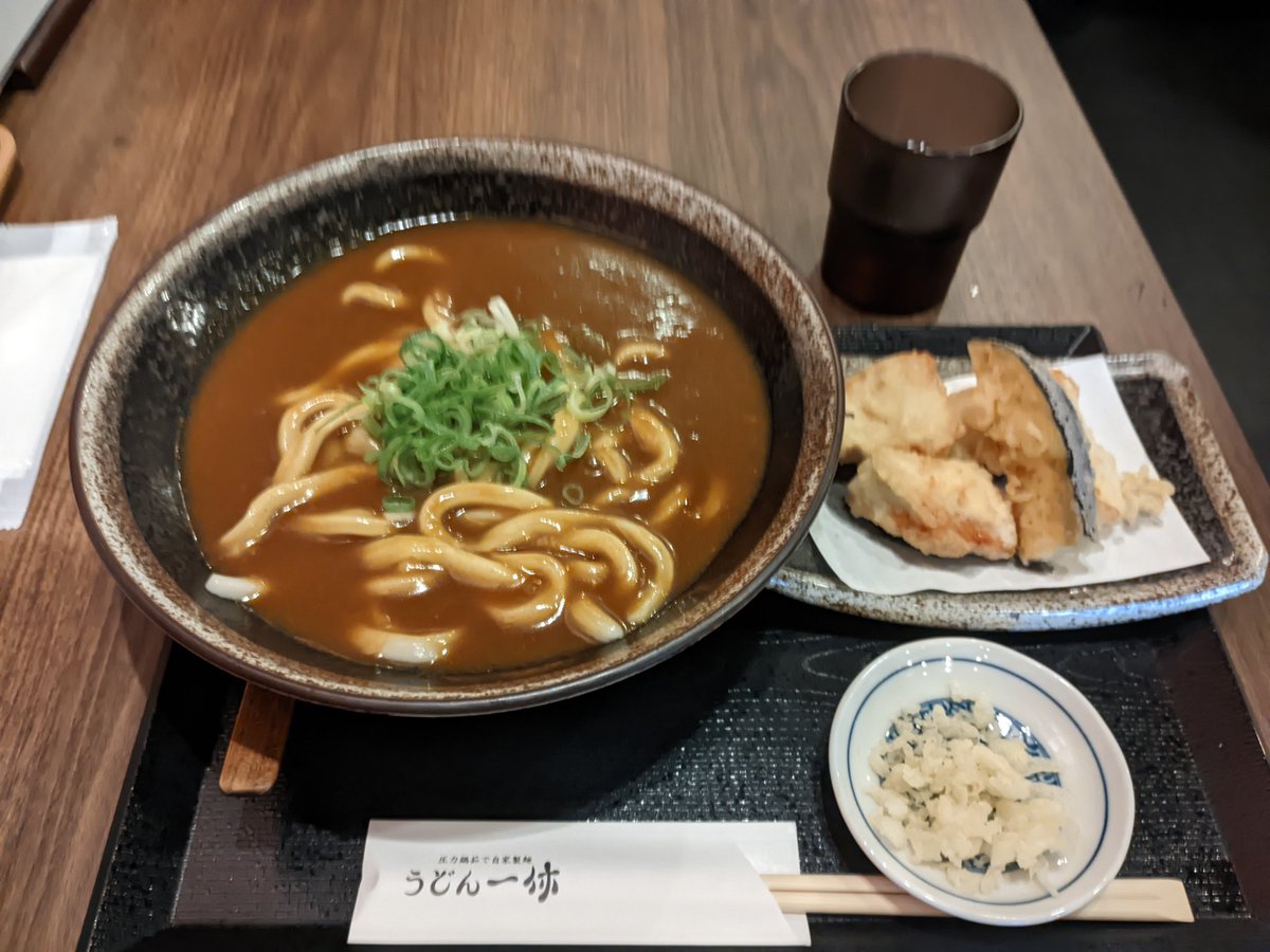 backy0175's tweet photo. 今日も所用で京都市内をあちこちウロウロしてました。

お昼時に以前から気になっていたうどん屋を通りがかったので、お昼ゴハンは圧力鍋で茹でた自家製麺のカレーうどんとなりました。

圧力鍋で茹でたうどんはかなり変わった食感、硬めなんだけどキチンと茹でられてました。

鶏天も美味しかったです https://t.co/5Cetol7ObW