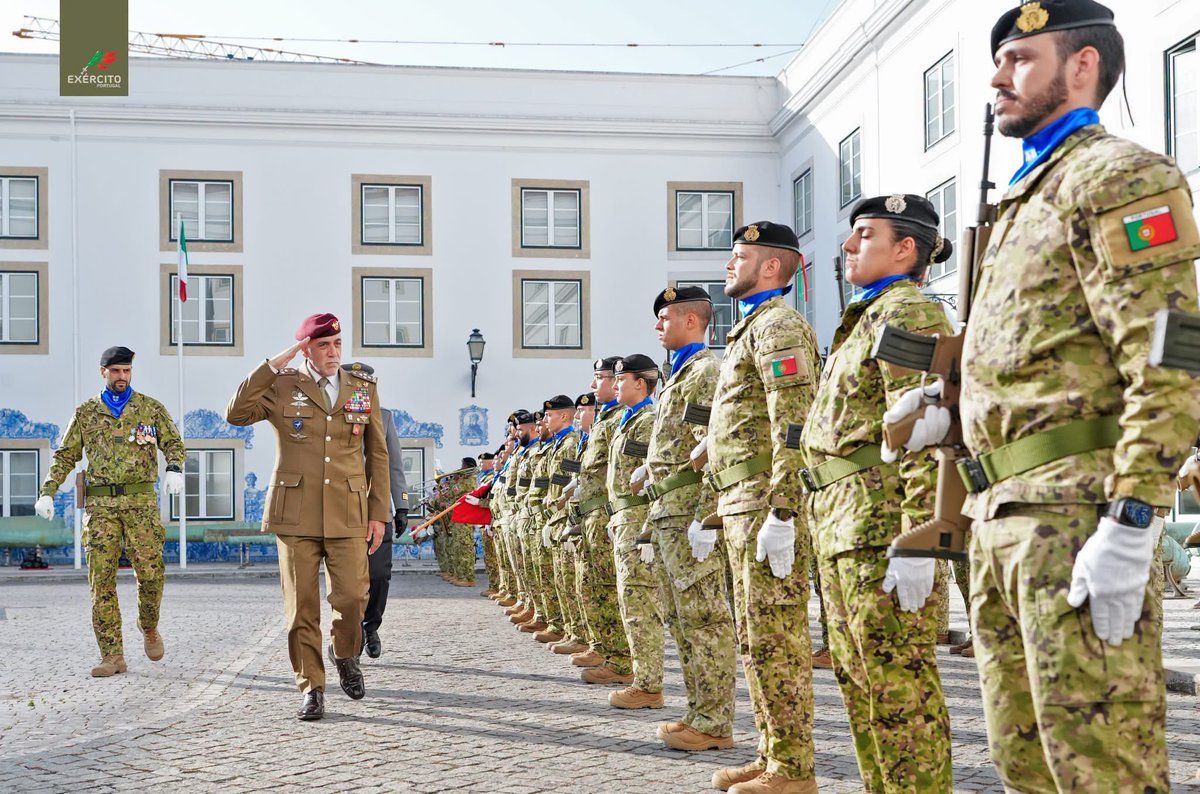 Exercito_pt's tweet photo. 🇵🇹🤝🇮🇹 𝐄𝐱é𝐫𝐜𝐢𝐭𝐨𝐬 𝐝𝐞 𝐏𝐨𝐫𝐭𝐮𝐠𝐚𝐥 𝐞 𝐈𝐭á𝐥𝐢𝐚 𝐫𝐞𝐟𝐨𝐫ç𝐚𝐦 𝐜𝐨𝐨𝐩𝐞𝐫𝐚çã𝐨 𝐦𝐢𝐥𝐢𝐭𝐚𝐫

📍O Exército Português recebeu hoje a visita oficial do Chefe do Estado-Maior do Exército Italiano, Tenente-General Carmine Masiello. O encontro com o Chefe do Estado-Maior do Exército, General Eduardo Mendes Ferrão, permitiu reforçar os laços de amizade, confiança mútua e cooperação institucional entre os Exércitos de Portugal e de Itália.

🎙️ Na sua intervenção, o Comandante do Exército expressou o sincero desejo de que esta visita assinale o início de uma relação ainda mais profunda entre os dois Exércitos, alicerçada na cooperação, na colaboração e numa ambição partilhada. “Do treino operacional à educação e ao desenvolvimento profissional, da inovação ao avanço tecnológico, são muitas as áreas em que podemos continuar a crescer em conjunto”, afirmou.

 📜 O programa da visita iniciou-se em Lisboa, onde o Chefe do Estado-Maior do Exército Italiano, após as honras militares, foi recebido em audiência pelo Chefe do Estado-Maior do Exército. Seguiram-se a apresentação de cumprimentos, a assinatura do Livro de Honra do Exército e um brífingue sobre o Exército Português. A visita prosseguiu na Escola das Armas, em Mafra, onde decorreu uma demonstração operacional e tecnológica, evidenciando a capacidade de resposta, a modernização e a versatilidade do Exército Português.

🤝 Unidos no quadro da NATO, da União Europeia e de várias iniciativas multinacionais, os Exércitos Português e Italiano reafirmam o compromisso comum com a segurança e a estabilidade internacional, continuando empenhados em construir, lado a lado, um futuro mais seguro, cooperativo e fraterno.

Desde sempre a honrar Portugal!
#ExércitoPortuguês #Legado_Histórico #Potencial_Humano #Liderança #Cooperação_Internacional #Prontidão