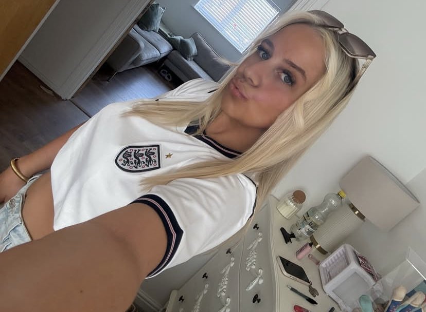 LilyC__x's tweet photo. Out for the match yesterday, it’s coming home 🏴󠁧󠁢󠁥󠁮󠁧󠁿 

In the mood for an afternoon drain &amp; session 😈 

#paypig #findom #cei #joi #sellingcontent #spoonspig #feetslave #humanATM #footslave #rtsub https://t.co/Ai6oEf6cop