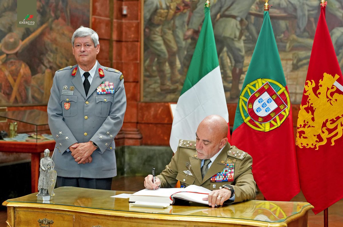Exercito_pt's tweet photo. 🇵🇹🤝🇮🇹 𝐄𝐱é𝐫𝐜𝐢𝐭𝐨𝐬 𝐝𝐞 𝐏𝐨𝐫𝐭𝐮𝐠𝐚𝐥 𝐞 𝐈𝐭á𝐥𝐢𝐚 𝐫𝐞𝐟𝐨𝐫ç𝐚𝐦 𝐜𝐨𝐨𝐩𝐞𝐫𝐚çã𝐨 𝐦𝐢𝐥𝐢𝐭𝐚𝐫

📍O Exército Português recebeu hoje a visita oficial do Chefe do Estado-Maior do Exército Italiano, Tenente-General Carmine Masiello. O encontro com o Chefe do Estado-Maior do Exército, General Eduardo Mendes Ferrão, permitiu reforçar os laços de amizade, confiança mútua e cooperação institucional entre os Exércitos de Portugal e de Itália.

🎙️ Na sua intervenção, o Comandante do Exército expressou o sincero desejo de que esta visita assinale o início de uma relação ainda mais profunda entre os dois Exércitos, alicerçada na cooperação, na colaboração e numa ambição partilhada. “Do treino operacional à educação e ao desenvolvimento profissional, da inovação ao avanço tecnológico, são muitas as áreas em que podemos continuar a crescer em conjunto”, afirmou.

 📜 O programa da visita iniciou-se em Lisboa, onde o Chefe do Estado-Maior do Exército Italiano, após as honras militares, foi recebido em audiência pelo Chefe do Estado-Maior do Exército. Seguiram-se a apresentação de cumprimentos, a assinatura do Livro de Honra do Exército e um brífingue sobre o Exército Português. A visita prosseguiu na Escola das Armas, em Mafra, onde decorreu uma demonstração operacional e tecnológica, evidenciando a capacidade de resposta, a modernização e a versatilidade do Exército Português.

🤝 Unidos no quadro da NATO, da União Europeia e de várias iniciativas multinacionais, os Exércitos Português e Italiano reafirmam o compromisso comum com a segurança e a estabilidade internacional, continuando empenhados em construir, lado a lado, um futuro mais seguro, cooperativo e fraterno.

Desde sempre a honrar Portugal!
#ExércitoPortuguês #Legado_Histórico #Potencial_Humano #Liderança #Cooperação_Internacional #Prontidão