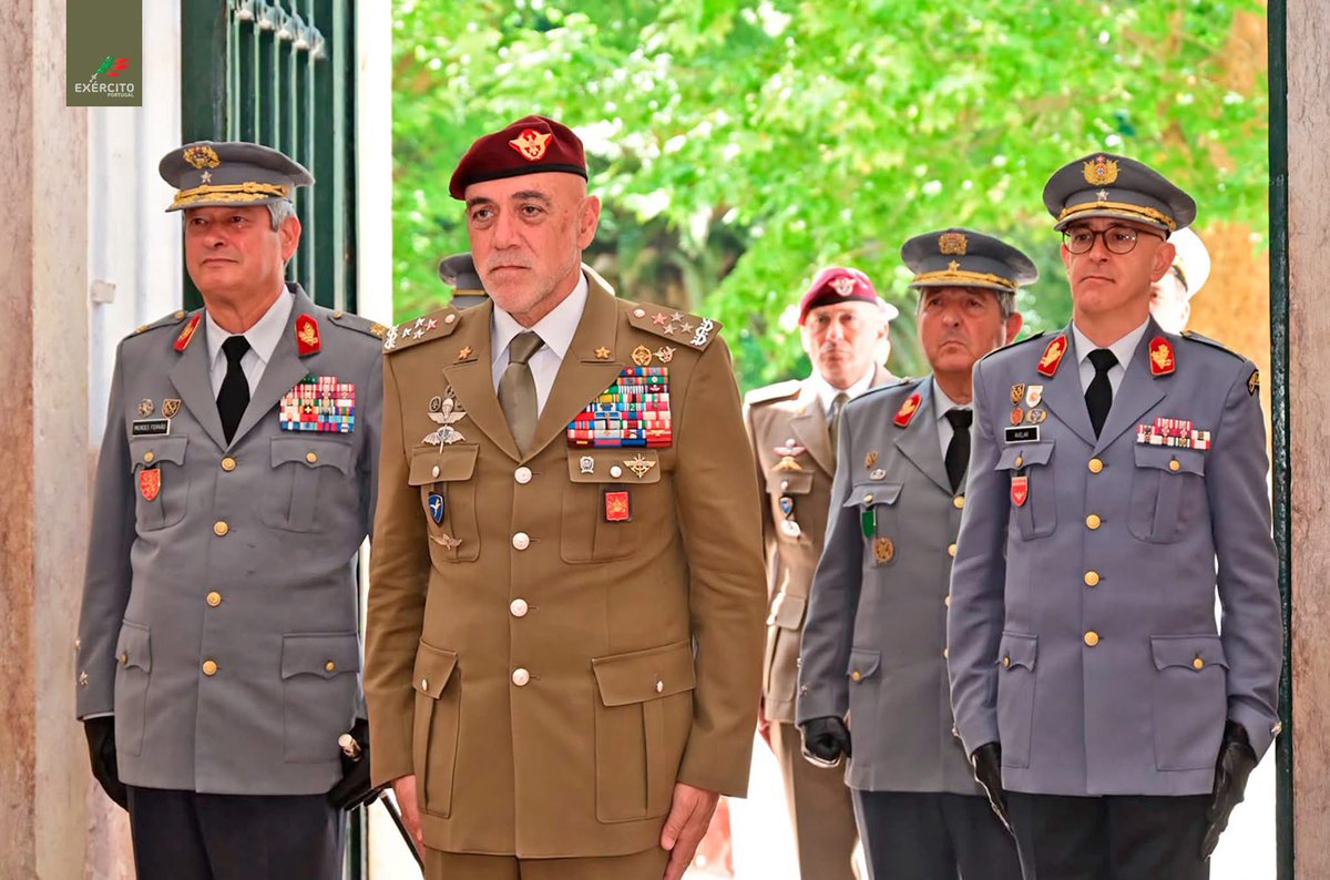 Exercito_pt's tweet photo. 🇵🇹🤝🇮🇹 𝐄𝐱é𝐫𝐜𝐢𝐭𝐨𝐬 𝐝𝐞 𝐏𝐨𝐫𝐭𝐮𝐠𝐚𝐥 𝐞 𝐈𝐭á𝐥𝐢𝐚 𝐫𝐞𝐟𝐨𝐫ç𝐚𝐦 𝐜𝐨𝐨𝐩𝐞𝐫𝐚çã𝐨 𝐦𝐢𝐥𝐢𝐭𝐚𝐫

📍O Exército Português recebeu hoje a visita oficial do Chefe do Estado-Maior do Exército Italiano, Tenente-General Carmine Masiello. O encontro com o Chefe do Estado-Maior do Exército, General Eduardo Mendes Ferrão, permitiu reforçar os laços de amizade, confiança mútua e cooperação institucional entre os Exércitos de Portugal e de Itália.

🎙️ Na sua intervenção, o Comandante do Exército expressou o sincero desejo de que esta visita assinale o início de uma relação ainda mais profunda entre os dois Exércitos, alicerçada na cooperação, na colaboração e numa ambição partilhada. “Do treino operacional à educação e ao desenvolvimento profissional, da inovação ao avanço tecnológico, são muitas as áreas em que podemos continuar a crescer em conjunto”, afirmou.

 📜 O programa da visita iniciou-se em Lisboa, onde o Chefe do Estado-Maior do Exército Italiano, após as honras militares, foi recebido em audiência pelo Chefe do Estado-Maior do Exército. Seguiram-se a apresentação de cumprimentos, a assinatura do Livro de Honra do Exército e um brífingue sobre o Exército Português. A visita prosseguiu na Escola das Armas, em Mafra, onde decorreu uma demonstração operacional e tecnológica, evidenciando a capacidade de resposta, a modernização e a versatilidade do Exército Português.

🤝 Unidos no quadro da NATO, da União Europeia e de várias iniciativas multinacionais, os Exércitos Português e Italiano reafirmam o compromisso comum com a segurança e a estabilidade internacional, continuando empenhados em construir, lado a lado, um futuro mais seguro, cooperativo e fraterno.

Desde sempre a honrar Portugal!
#ExércitoPortuguês #Legado_Histórico #Potencial_Humano #Liderança #Cooperação_Internacional #Prontidão
