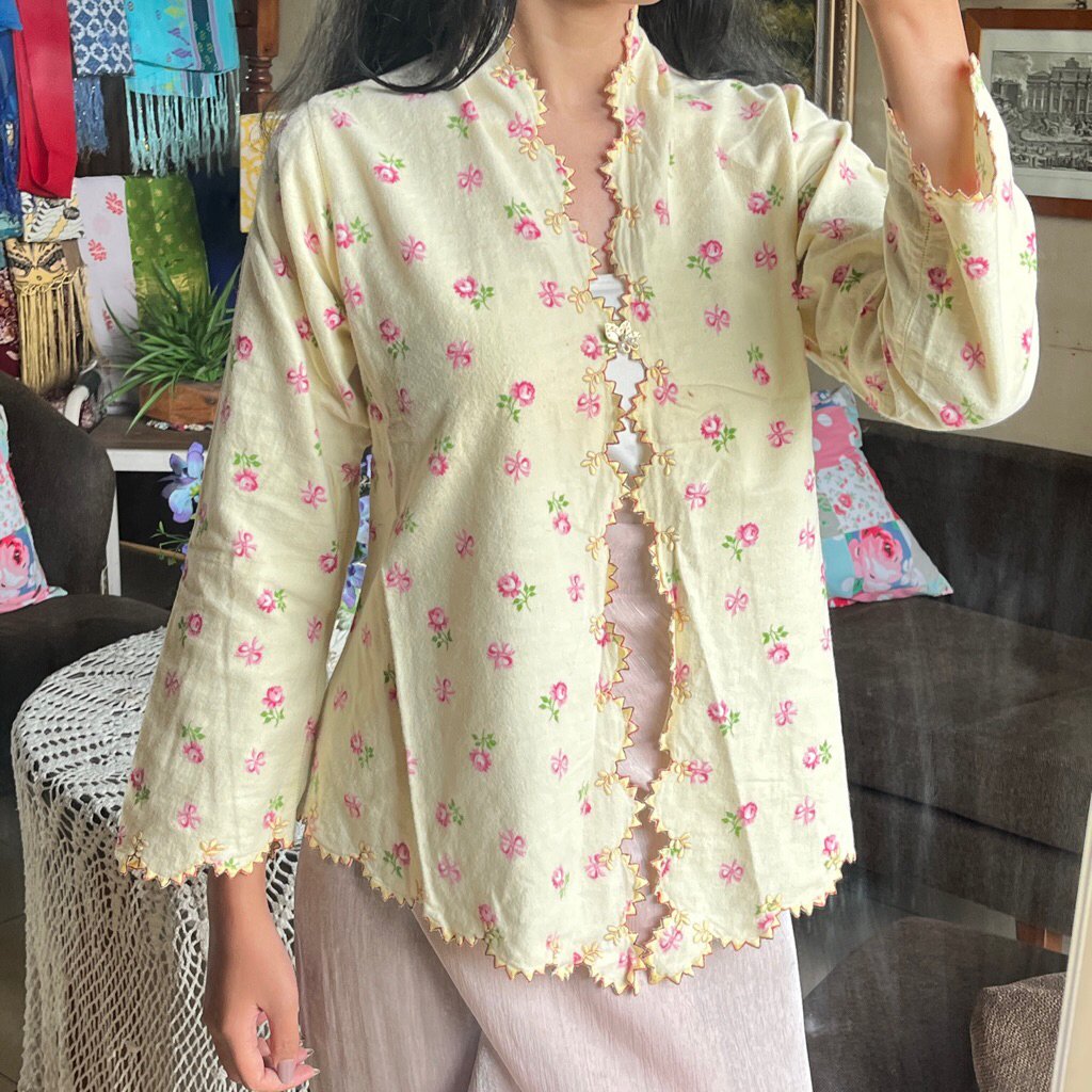 xxxirraaa's tweet photo. Guys kalian kalau mau cari kebaya coba deh mampir ke toko ini, cantik - cantik koleksinya😍 ada offline dan online storenya juga di oren👍🏻 https://t.co/uYpuhI8Zxi