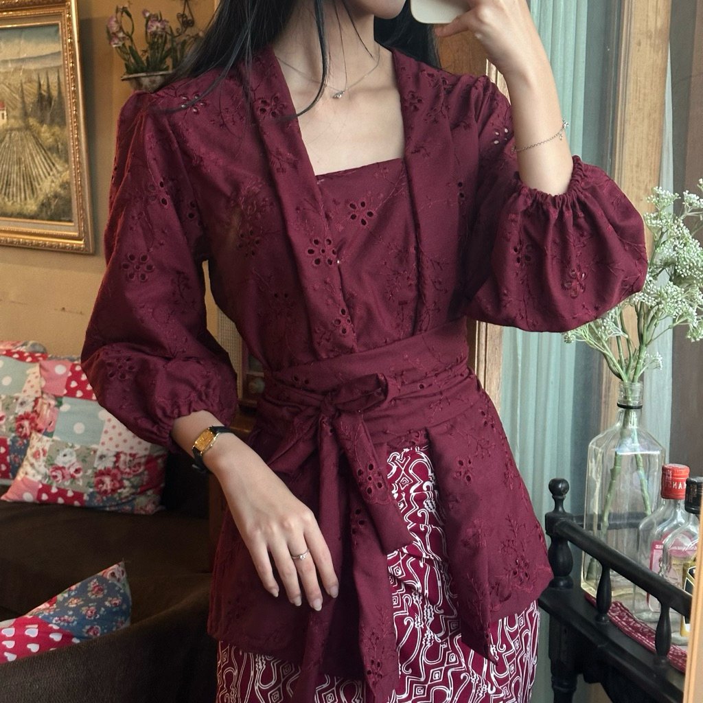 xxxirraaa's tweet photo. Guys kalian kalau mau cari kebaya coba deh mampir ke toko ini, cantik - cantik koleksinya😍 ada offline dan online storenya juga di oren👍🏻 https://t.co/uYpuhI8Zxi
