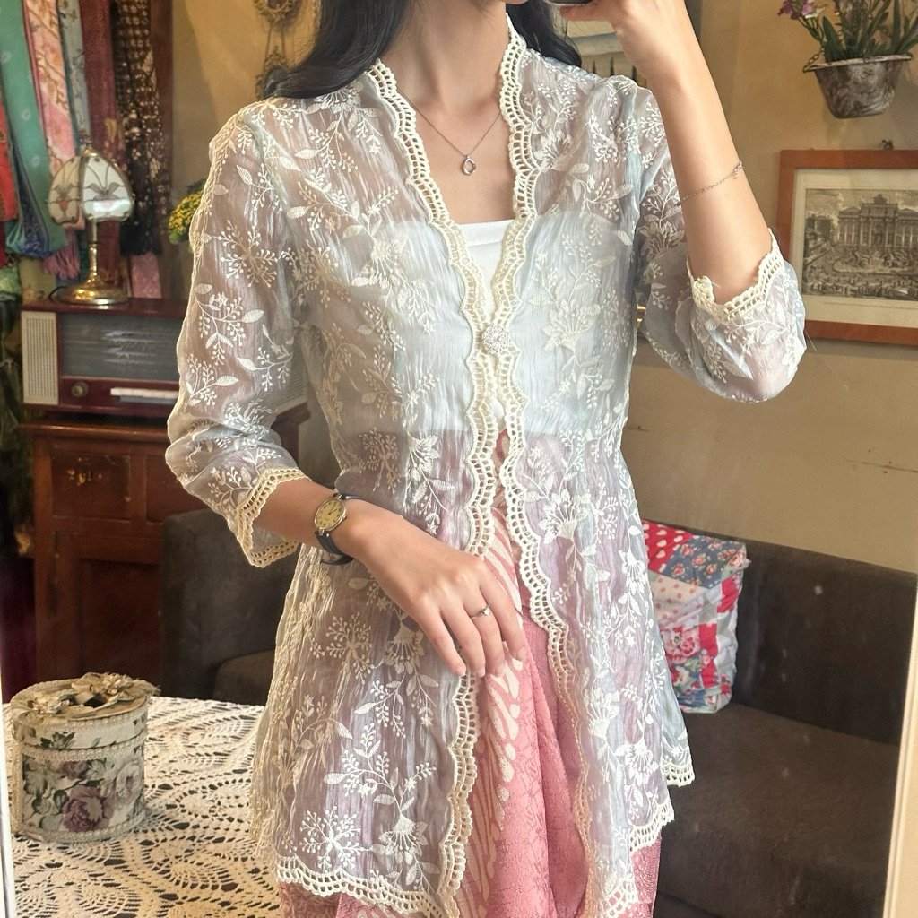 xxxirraaa's tweet photo. Guys kalian kalau mau cari kebaya coba deh mampir ke toko ini, cantik - cantik koleksinya😍 ada offline dan online storenya juga di oren👍🏻 https://t.co/uYpuhI8Zxi