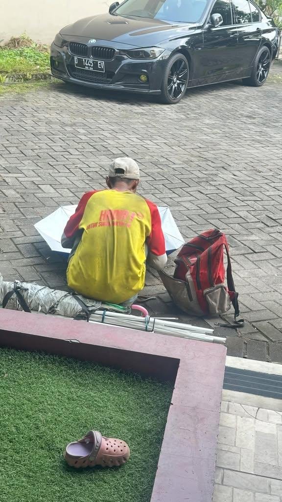 LiaAfri03881071's tweet photo. Bpk ini keliling di komplekku, klo dipikir2, emg ada org yg tinggal di cluster yg masih nyimpen payung rusak? Tp bpk ini pasti masuk komplek dg keyakinan bakalan ada yg pake jasanya🥲 Bpknya jg g matok harga, katanya bayar seikhlasnya aja. Harga payung emg ga mahal, klo rusak tinggal buang, kita bisa beli lagi yg baru. Tapi klo semua org mikirnya gitu, siapa lagi yg pake jasa bapak ini?🥲 Tmn2 klo kalian liat bpk2 yg nawarin jasa2 ky gini, kita pake yuk, 10rb-20rb itu pasti brrti bgt buat bpknya🤍
cc: svrgt_