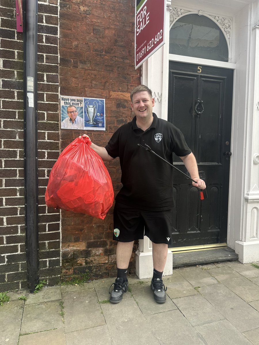 AndrewRuscoe's tweet photo. 1 Bag of Rubbish collected from the Streets of Ellesmere today as part of our #StayOnSide @tnsfc Litter Pickers. Thank you to everyone who kindly stopped to talk today ☺️🙌 https://t.co/f5JuMzQmnk