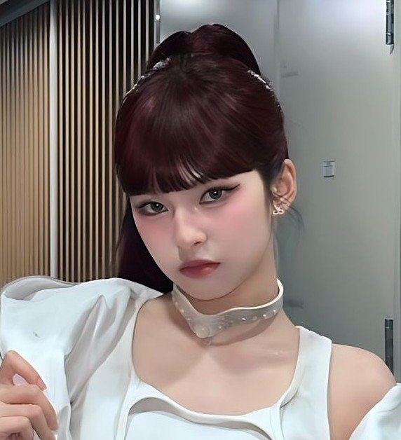 mezloops's tweet photo. With Bangs                          Without Bangs https://t.co/99KTxJiVVc