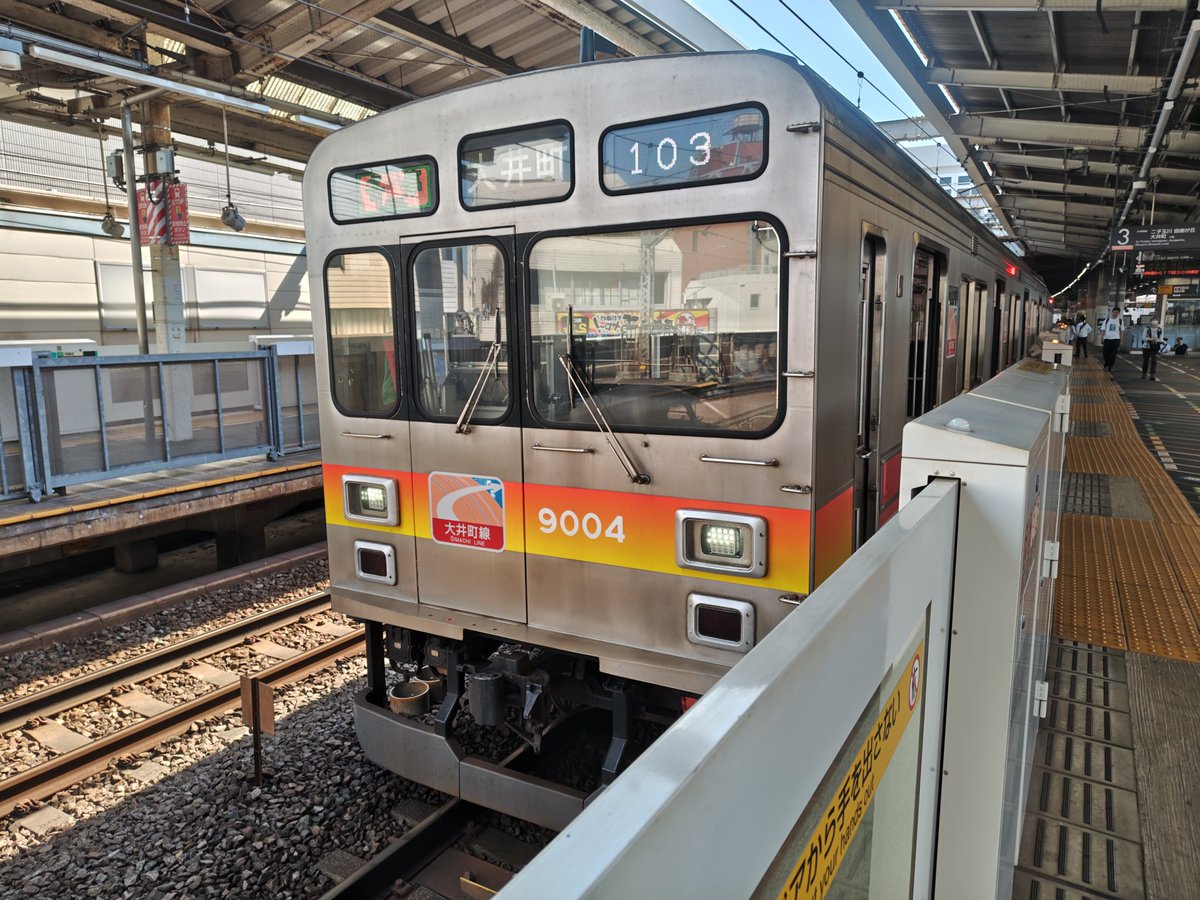 8107F_TRTA's tweet photo. 本当かどうかは分かりませんが東急9000系の9004編成(東急9000系で唯一座席の仕切りが残っている編成)が7月4日(土)で運用終了したという噂がありますね…。写真は5月2日(土)と6月1日(月)に撮りました。
#9004編成 #9004F https://t.co/1lqbExNiJK