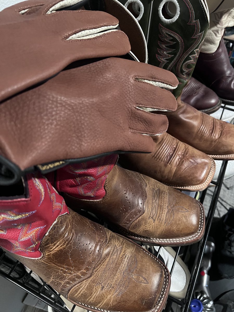cumonmyboots's tweet photo. Boots and gloves. https://t.co/uyfR57cxZO