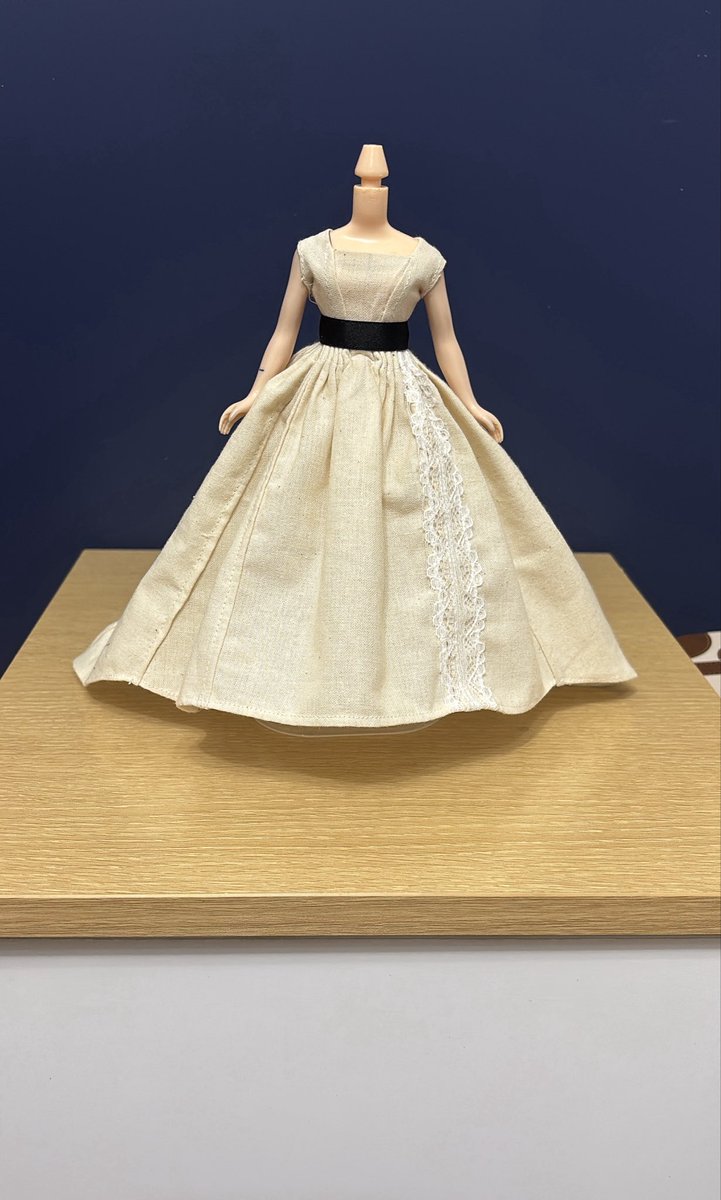 mkcDoLL's tweet photo. お前生きてるんか？？？ってぐらいのろのろだけど、作りたいドレスのトワル作ったんだけど、スカートの広がり最高に可愛くできた☺️☺️☺️
まだ修正が必要だけど早く本番生地でやりたい〜！！ https://t.co/dKLD0od0Ez