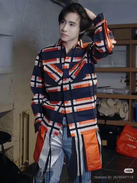 duong79224's tweet photo. Tonight all eyes are completely on Liu Xuan Cheng as he represents the bold and innovative spirit of RonaldVanDerKemp.

#LiuXuanChengPFW 
#LiuXuanChengHCW27 #LiuXuanChengxRonaldVanDerKemp https://t.co/rmzSVWLW5x