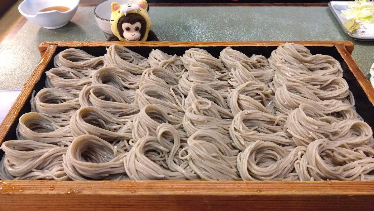 manmaruko15's tweet photo. 初めてへぎそばを食べたよ😋お蕎麦がキレイ✨️ツルツルで美味しかった🥰舞茸の天ぷらも✌️
 #新潟県 #魚沼 #へぎそば #小嶋屋 #ぬいぐるみ #ぬい撮り https://t.co/W3NgdlzhIG