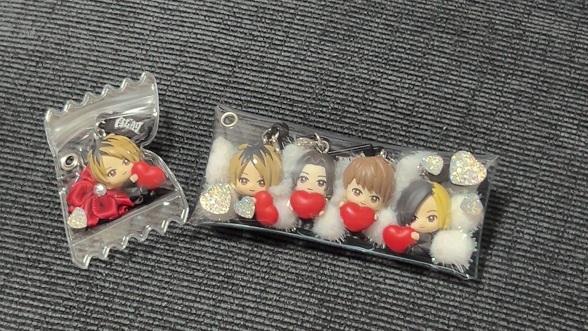 neko_903's tweet photo. GLAYのめじるしチャーム、傷がつかないように持ち歩きたくて、セリアで揃えて買ってみたらいい感じ！♡♡
雪を思わせるような感じにした☃️
Winter, again♪ https://t.co/6b1ptmNQN7