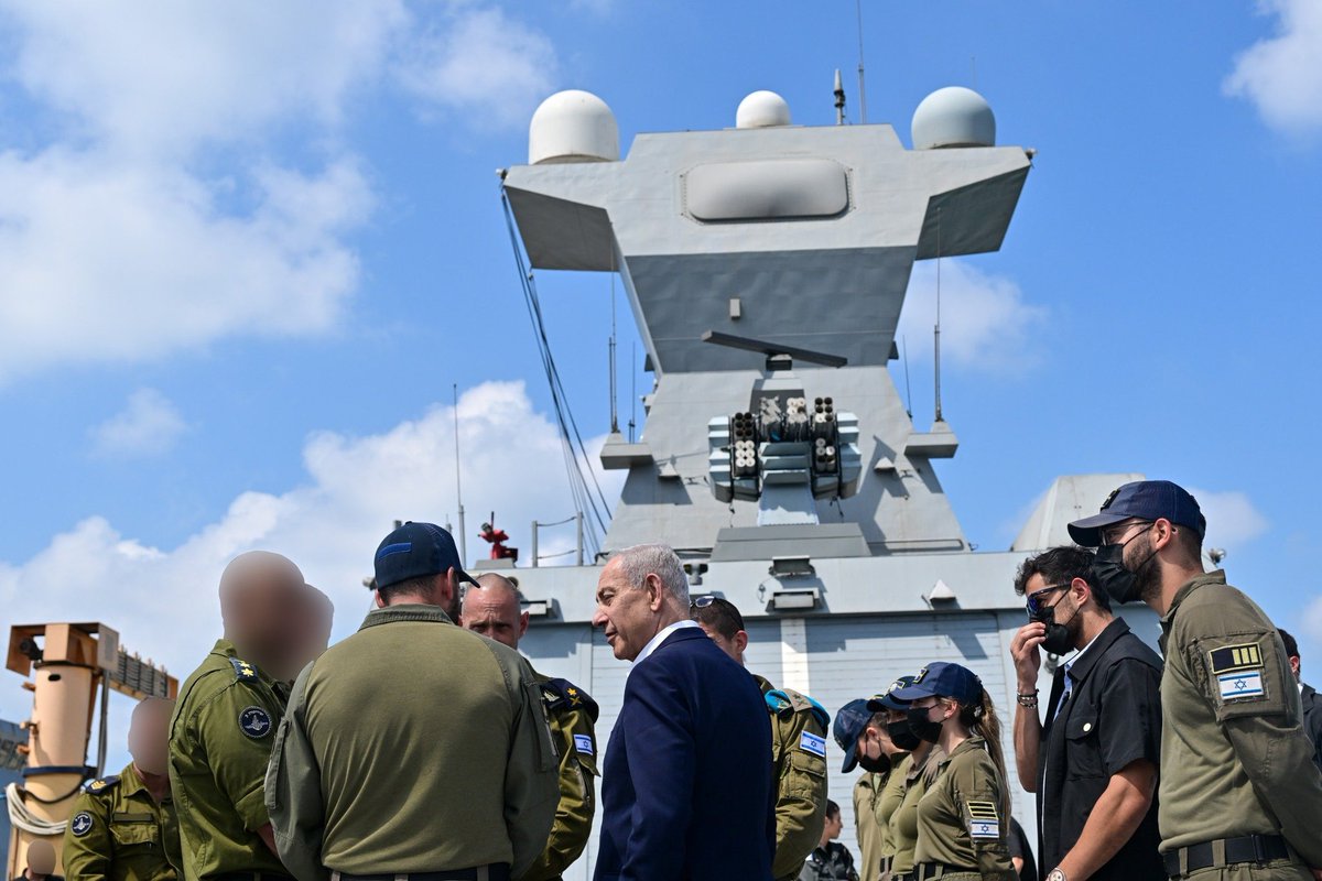 IsraelPersian's tweet photo. نخست وزیر نتانیاهو در بازدید از پایگاه نیروی دریایی در حیفا: «توانایی‌های ما چشمگیر هستند. برخی از آنها را می‌توانید ببینید. من یک هدف ساده تعیین کردم: هدف نیروی دریایی اسرائیل، تأمین امنیت خطوط کشتیرانی و آزادی تجارت دریایی است که برای اسرائیل بسیار مهم هستند. من از آنچه تاکنون انجام داده‌اید و آنچه قصد دارید با سایر نیروهای امنیتی انجام دهید، تحت تأثیر قرار گرفته‌ام، پس باشد که موفقیت بزرگی داشته باشید.»