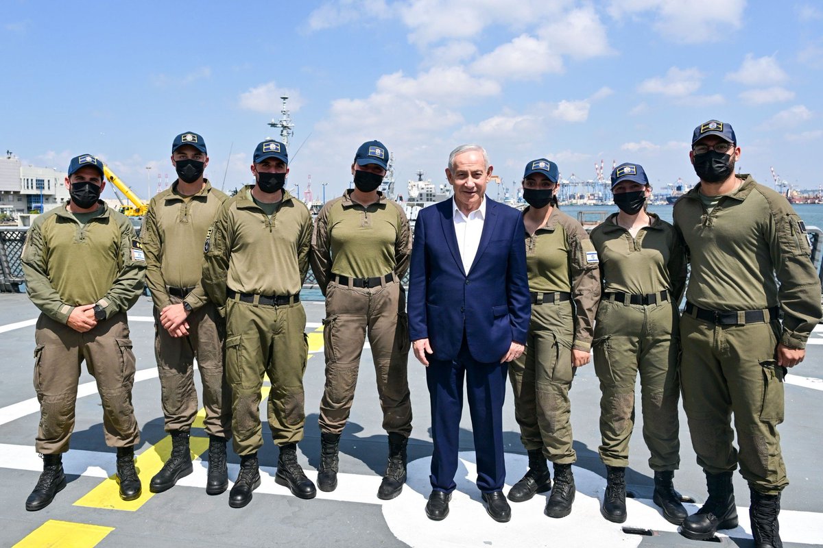 IsraelPersian's tweet photo. نخست وزیر نتانیاهو در بازدید از پایگاه نیروی دریایی در حیفا: «توانایی‌های ما چشمگیر هستند. برخی از آنها را می‌توانید ببینید. من یک هدف ساده تعیین کردم: هدف نیروی دریایی اسرائیل، تأمین امنیت خطوط کشتیرانی و آزادی تجارت دریایی است که برای اسرائیل بسیار مهم هستند. من از آنچه تاکنون انجام داده‌اید و آنچه قصد دارید با سایر نیروهای امنیتی انجام دهید، تحت تأثیر قرار گرفته‌ام، پس باشد که موفقیت بزرگی داشته باشید.»
