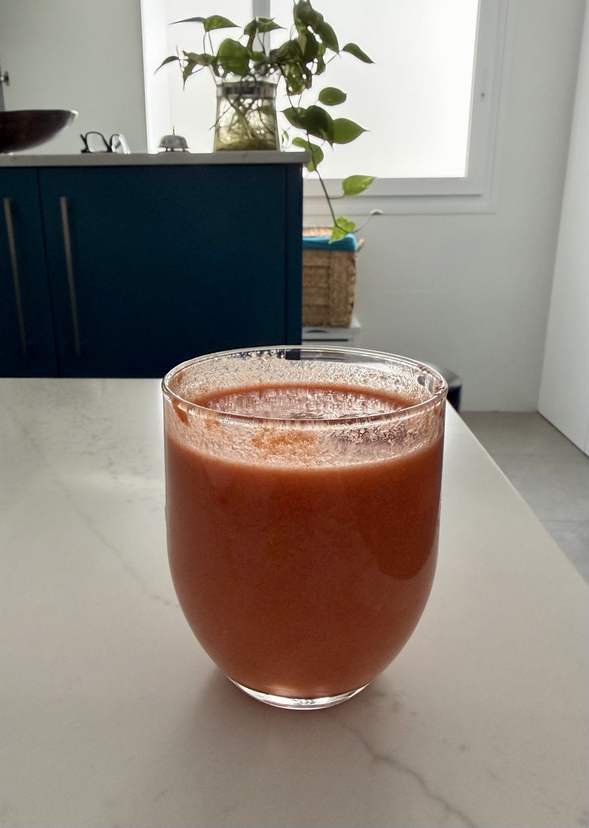bocajierro's tweet photo. Gazpacho en vaso de nocilla con su cubito de hielo dentro. 

Porque uno fue alumno de donjarry @harryelsocio en el MBA de Sopas Frías de la Universidad de Guarromán. https://t.co/9ZPe8604Wr