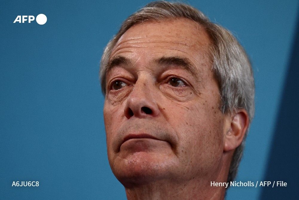 AFP's tweet photo. #BREAKING UK anti-immigrant party leader Nigel Farage says resigns as MP to force by-election https://t.co/hehlAnvGUr