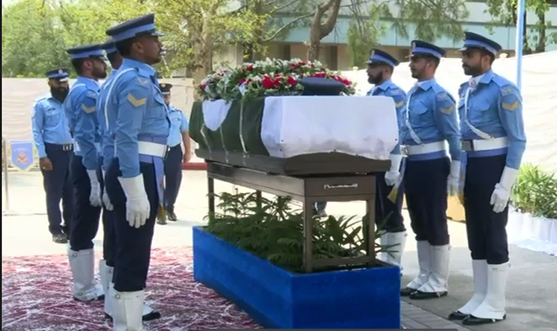 Nawaiwaqt_'s tweet photo. خاتون کو بچانے کی کوشش میں شہید گروپ کیپٹن عاصم سپرد خاک
https://t.co/tc8WR9shYz
#Islamabad #Group #Captain #AsimTariq #Martyred @DGPR_PAF @OfficialDGISPR #Pakistan https://t.co/nY0nX1Bcoc