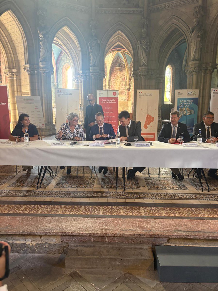 PhBaptiste's tweet photo. À Bordeaux, signature des six premiers Contrats d’objectifs, de moyens et de performance (COMP), aux côtés d’Alain Rousset, président du Conseil régional de Nouvelle-Aquitaine, dont l’engagement constant en faveur de l’enseignement supérieur, de la recherche et de l’innovation contribue pleinement à cette dynamique, de Jean-Marc Huart, d’Emmanuel Roux, des présidents d’université et de l’ensemble des partenaires du territoire.

Une première nationale qui ouvre une nouvelle étape de l’autonomie des universités. La Nouvelle-Aquitaine montre la voie, avant une généralisation à l’ensemble des universités françaises.

Cette dynamique associe également la Région, les organismes nationaux de recherche, les CROUS et l’ARS, qui consacreront 4,5 M€ au renforcement de la santé étudiante.

L’autonomie des universités est bien plus qu’un concept. Elle s’incarne dans une stratégie claire, une confiance renouvelée de l’Etat et des partenaires et la responsabilité de tous.
