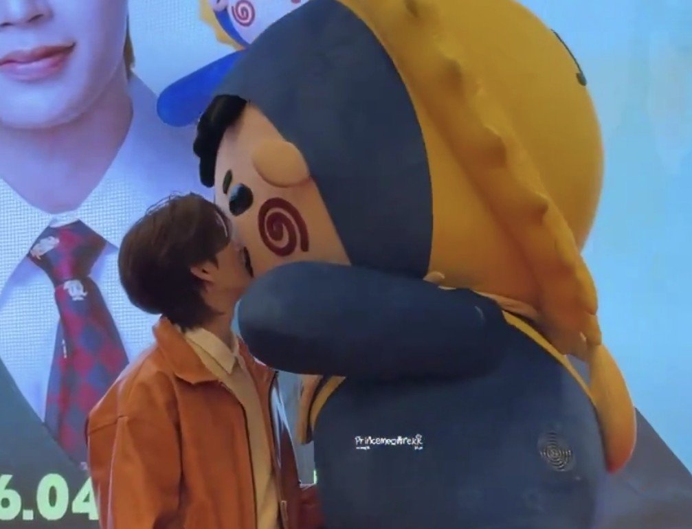 solunasky's tweet photo. jummo kissing his dada 🥺🤏 https://t.co/iviVzXD3Vv