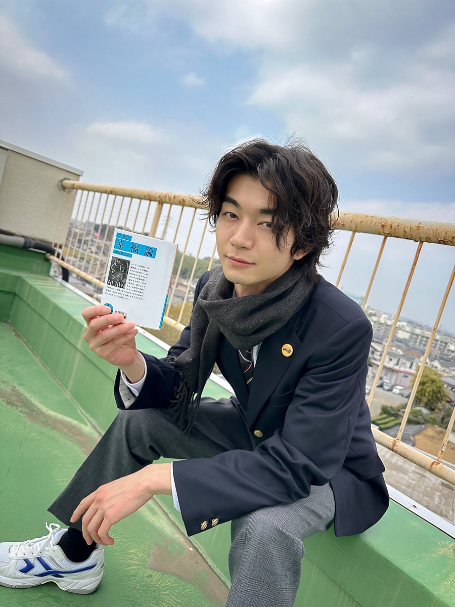 spinnerbait_tv's tweet photo. ━━━━━━━━━━━━
⚡ 今夜25:50 第2話放送 ⚡
━━━━━━━━━━━━
✦ #ドラマスピナーベイト ✦

━━━━━━━━━━
📸 オフショット公開
━━━━━━━━━━

いつも読書をしている
高橋泰人（吉澤要人）📚

その愛読書を
見せてくれました✨

もしかしたら連続殺人犯に
命を狙われているかもしれない高橋⚠️

第2話、果たして彼の運命は…!?🪝

🔗TVer見逃し配信中📱
▼ https://t.co/WxxzFSweDs
お気に入り登録をお願いします🙌

🔗FOD独占見放題配信🎬
▼  https://t.co/uQHTIEhQnf