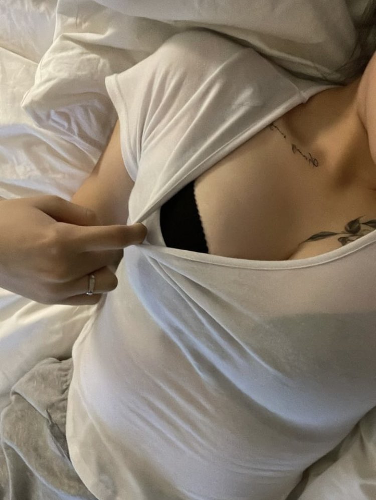 annajml_'s tweet photo. 내 옆에는 못 누워도 발 밑에서 냄새는 맡게 해줄게 ㅎ  새벽반 발걸레들 기어와  #���돔 #상납 #펨돔 #호구 #자지갑 #발페티쉬 https://t.co/RGMsOOZjj9