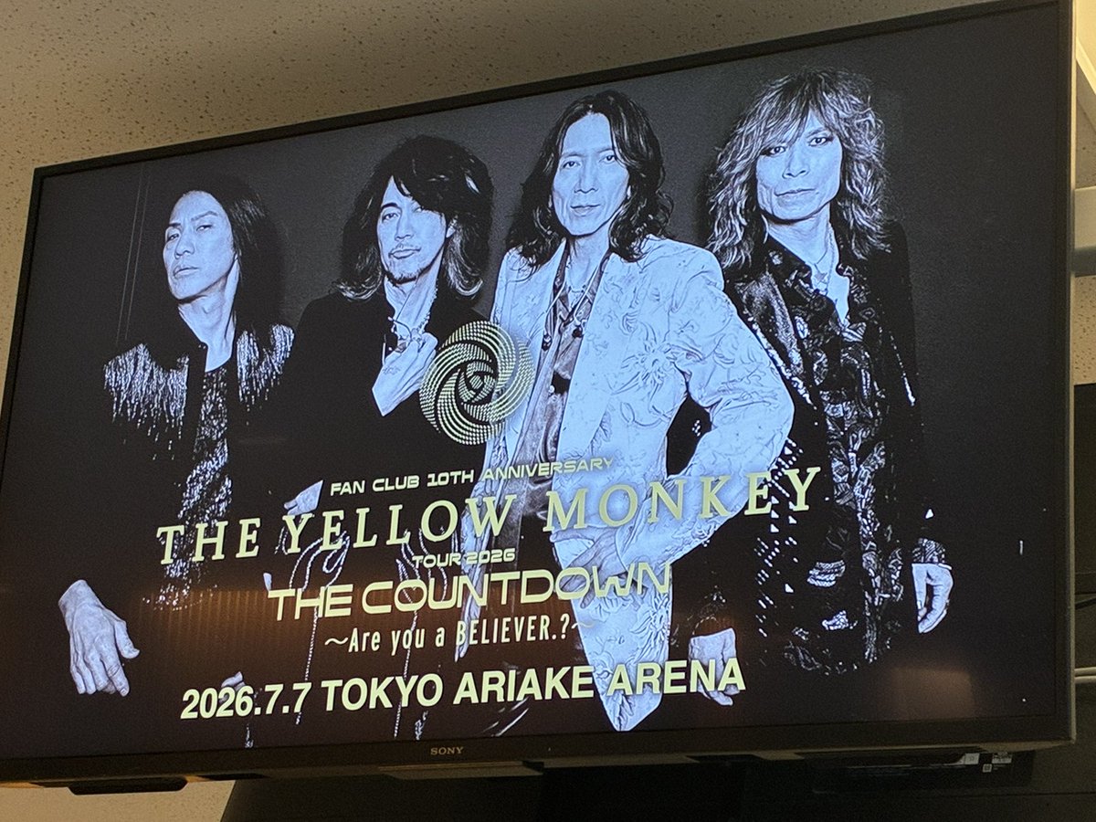you_aoki's tweet photo. #THEYELLOWMONKEY at有明アリーナ★濃厚。FCツアーの親密さ、吉井和哉いわく「みんなが（アルバムで）飛ばす曲」によるセトリ。「HANG ONTO YOURSELF」「Walkin' In Sunshine」など初期曲にはズブズブと引き込まれ、「エヴリデイ」は苦い前向きさに泣けた。
あとは原稿に書きます！
#イエローモンキー https://t.co/Dl7n6NOqig