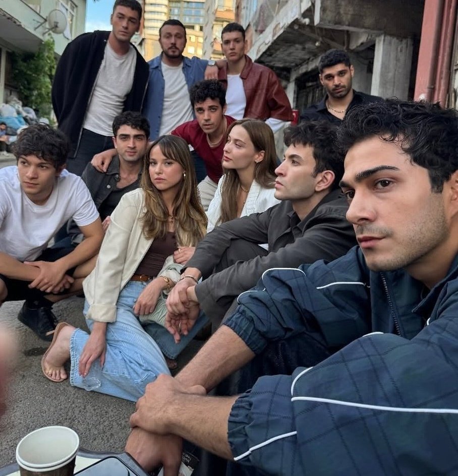 _alyyg1's tweet photo. Bakıyo'sun niye               toz pembe 
çok toz pembe                masallarım vardı  
hislerle? Kafayı               benim seninle
bozdun sen o...            gidiyorduk arka... https://t.co/XOoaP1UfRe