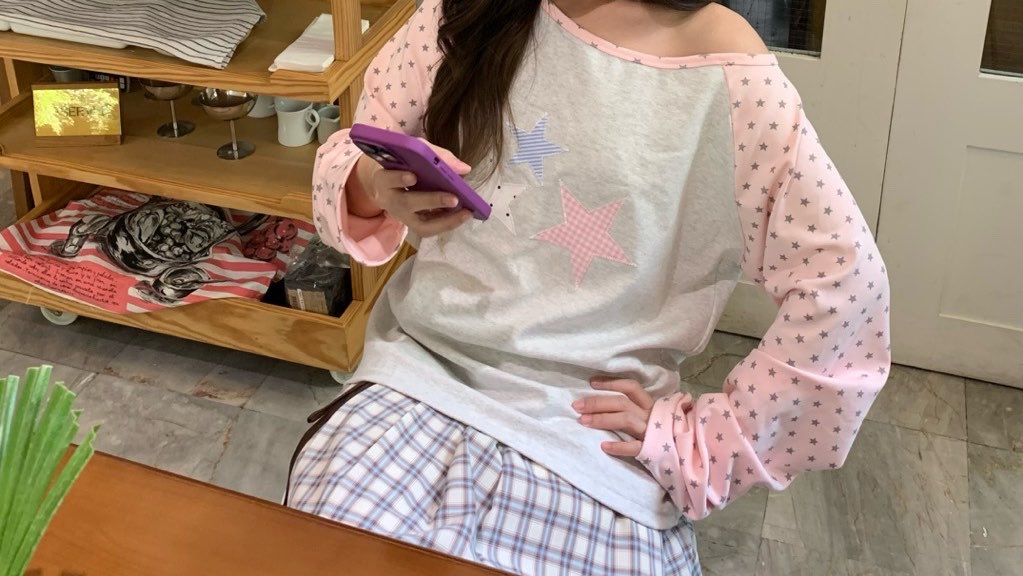 Pinkpinglike's tweet photo. ไปเจอแบรนด์เสื้อผ้าสไตล์นี้มา แล้วเป็นแบรนด์ไทยด้วย cutie.color น่ารักมากกก ตามเทรนด์ช่วงนี้สุด ๆ ตัวปาดไหล่กับสายเดี่ยวนี่แมตช์ง่ายเลย ฮู้ดลายpolka dot โคตรจะน่ารัก🥣🍐💌♥️ https://t.co/IBAJ5VTMzi