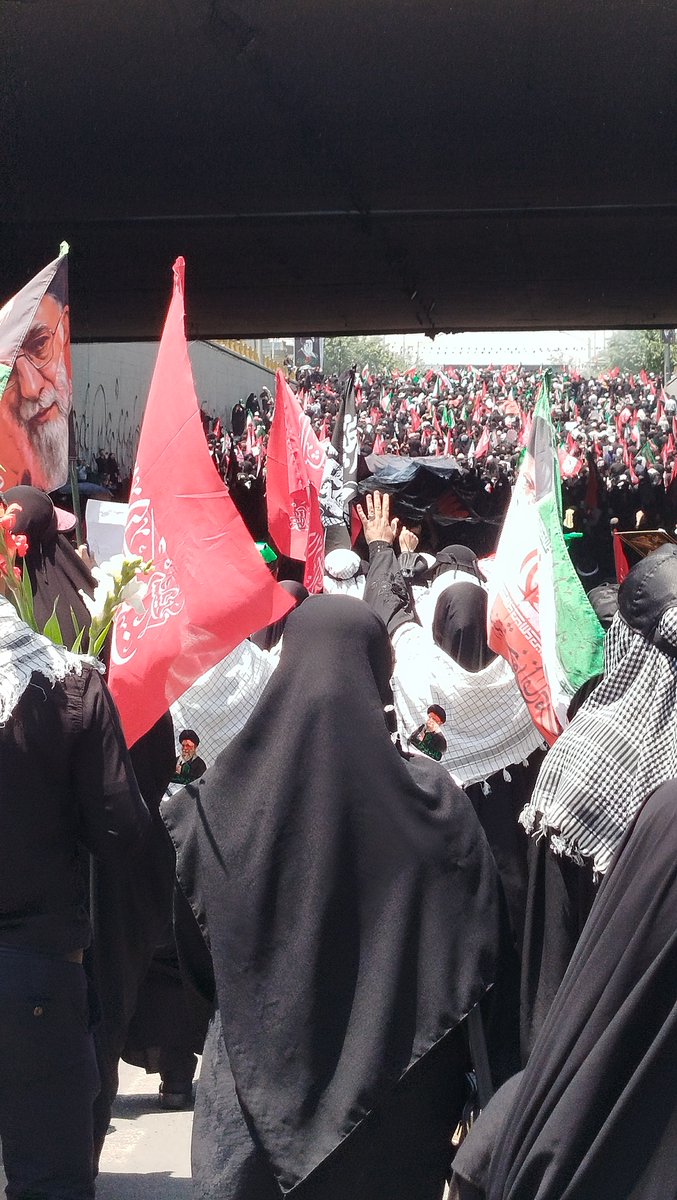 Delvanfarokhi's tweet photo. گاهی سکوت یک جمعیت، رساتر از هزاران سخن است. حضور پرشور مردم در مراسم وداع، روایتی از همبستگی، دلدادگی و احترامی بود که در قاب هیچ تصویری به‌طور کامل نمی‌گنجد. https://t.co/tBERQXbLNL